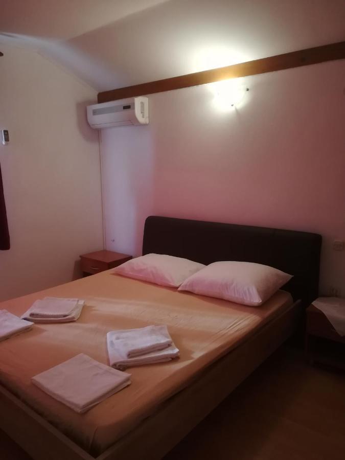 Apartments Donadic I, Caska Новаля Екстериор снимка