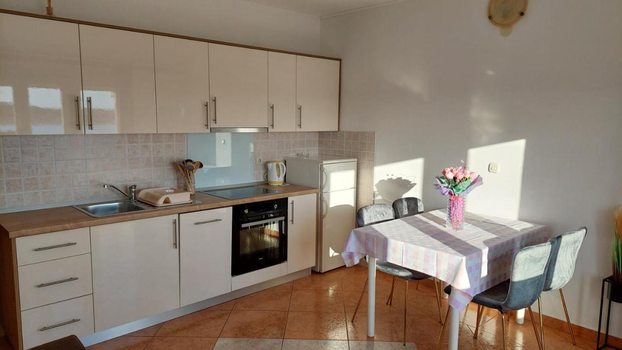 Apartments Donadic I, Caska Новаля Екстериор снимка